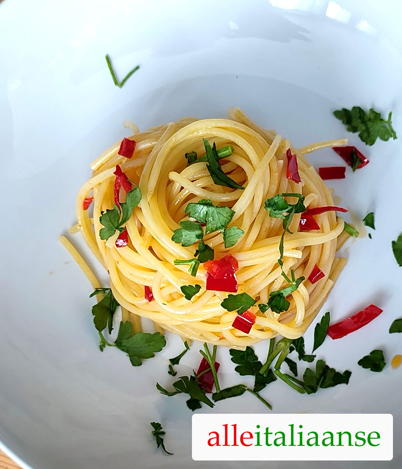 Spaghetti aglio olio e peperoncino gemaakt volgens het Italiaans recept