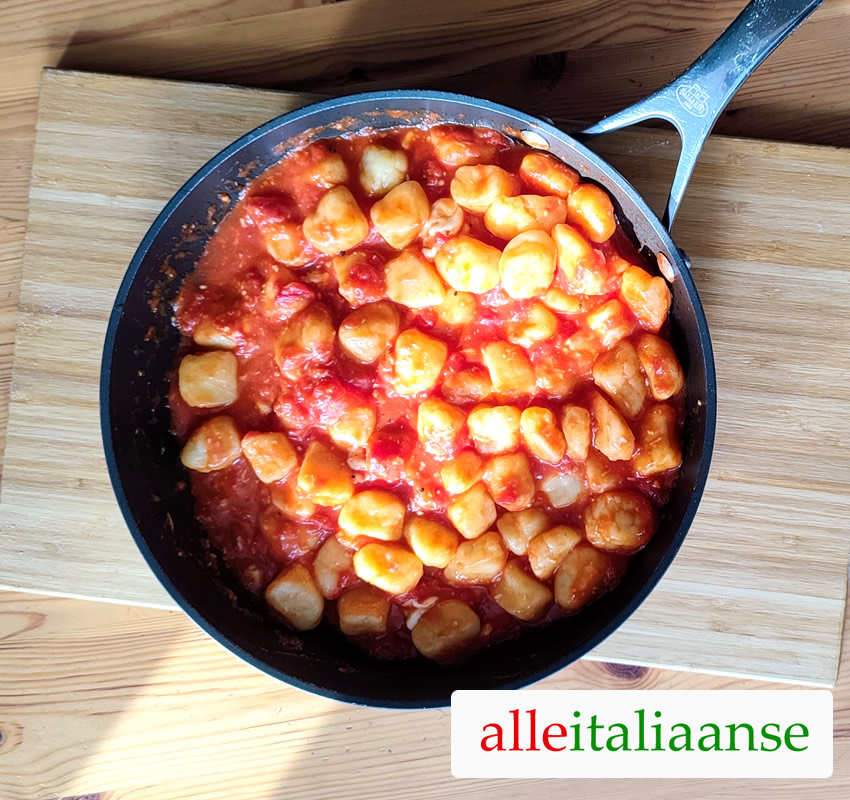 Gnocchi met tomatensaus in een pan