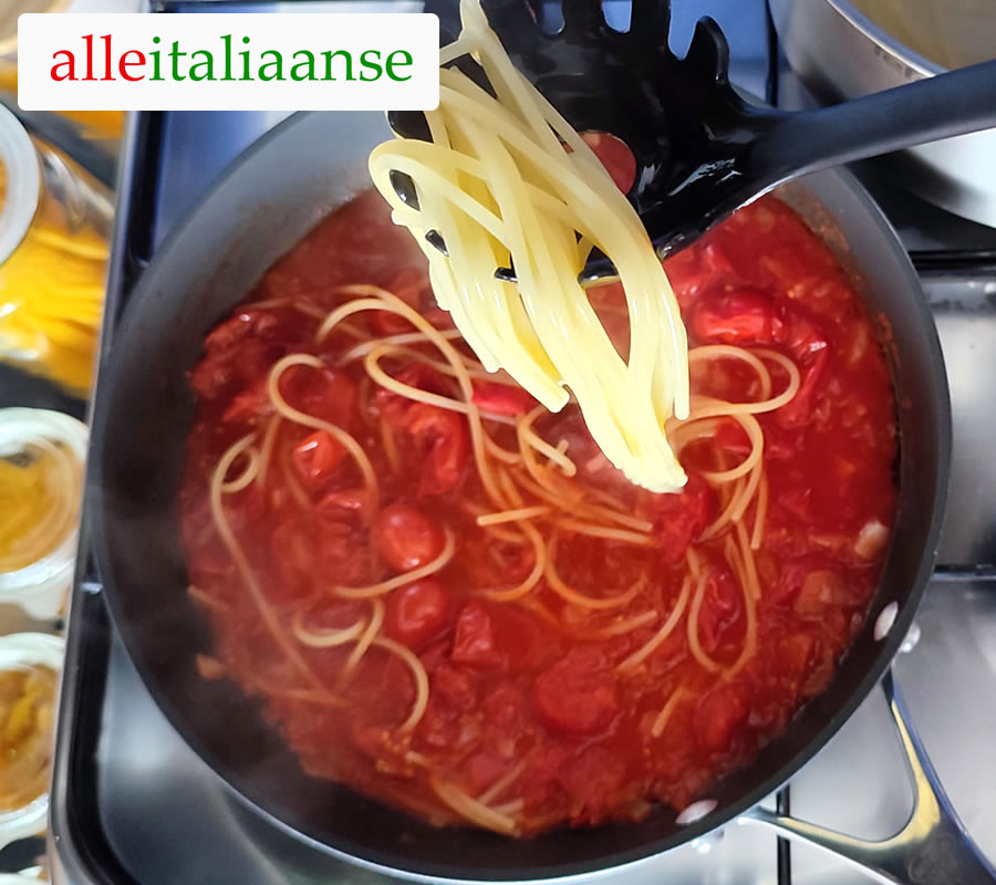 Voeg de pasta toe aan de saus en kook af
