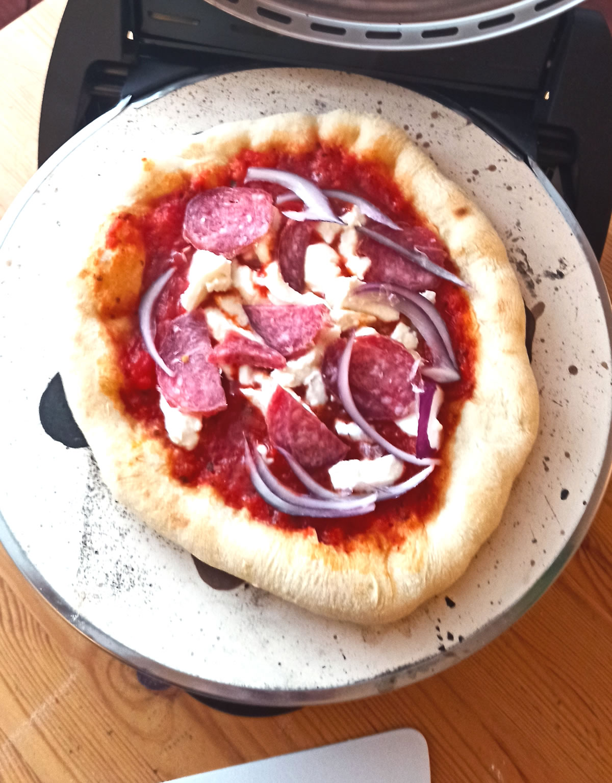 Een pizza Salami met de G3 Ferrari gebakken