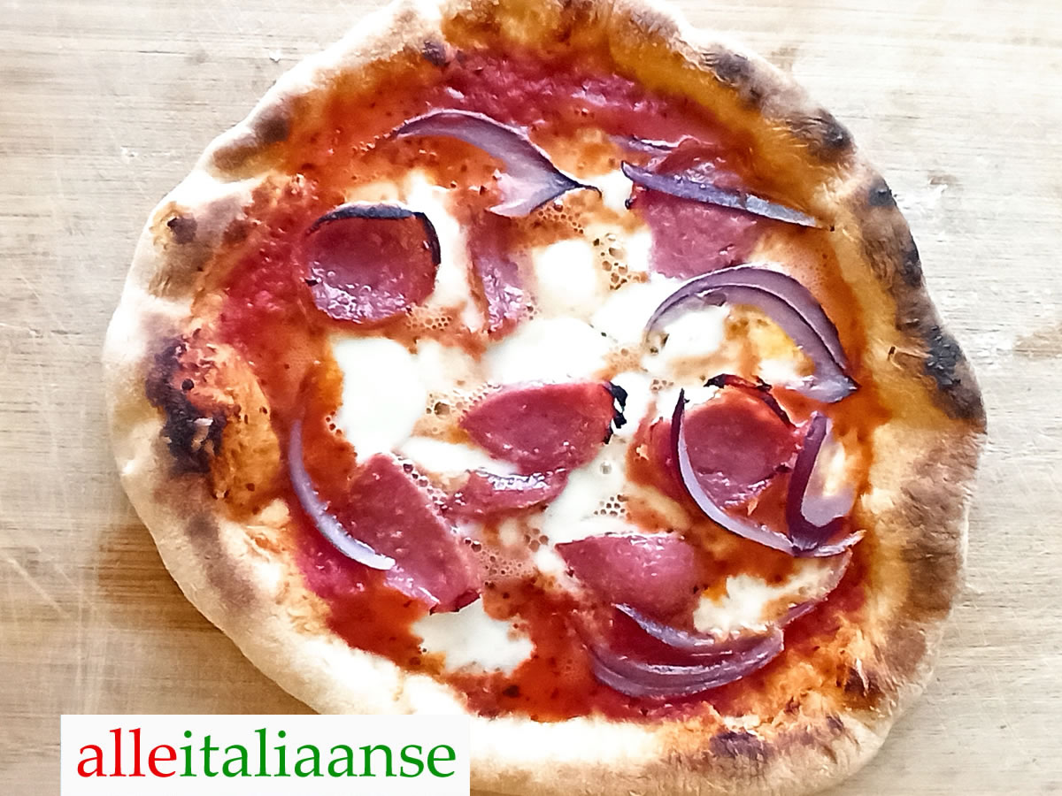 Italiaanse pizza met salami maken recept - gebakken door alle Italiaanse