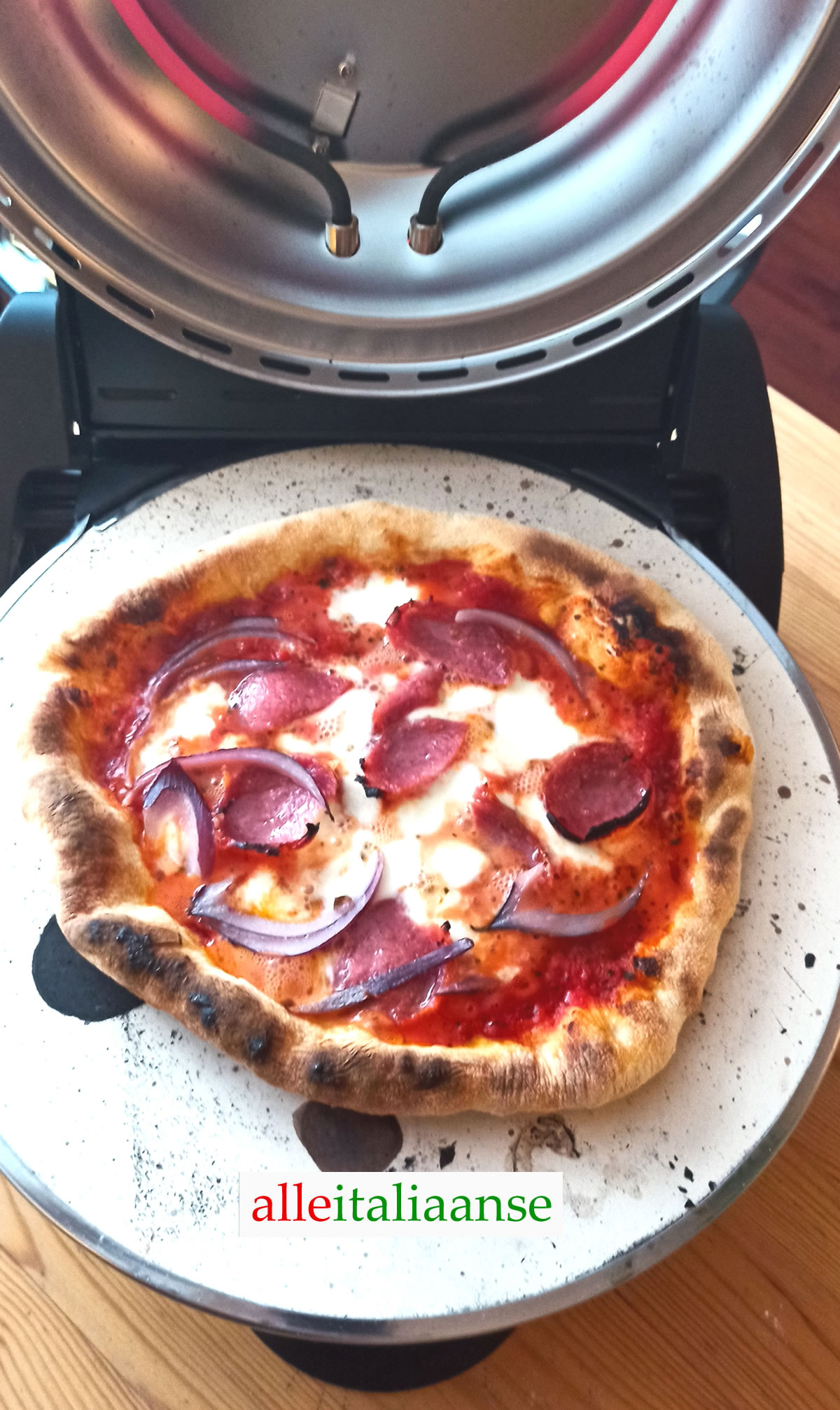 Pizza salami gebakken met elektrische pizzaoven G3 Ferrari - Alle Italiaanse