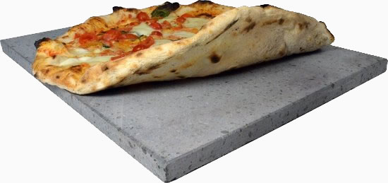 Een kroante pizzabodem met een pizzasteen