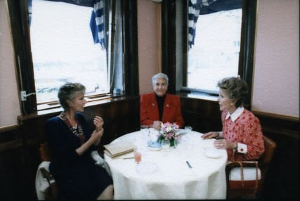 Nancy Reagan, Marella Agnelli en Maria Pia Fanfani dineren in Harry's Bar in Venetië
