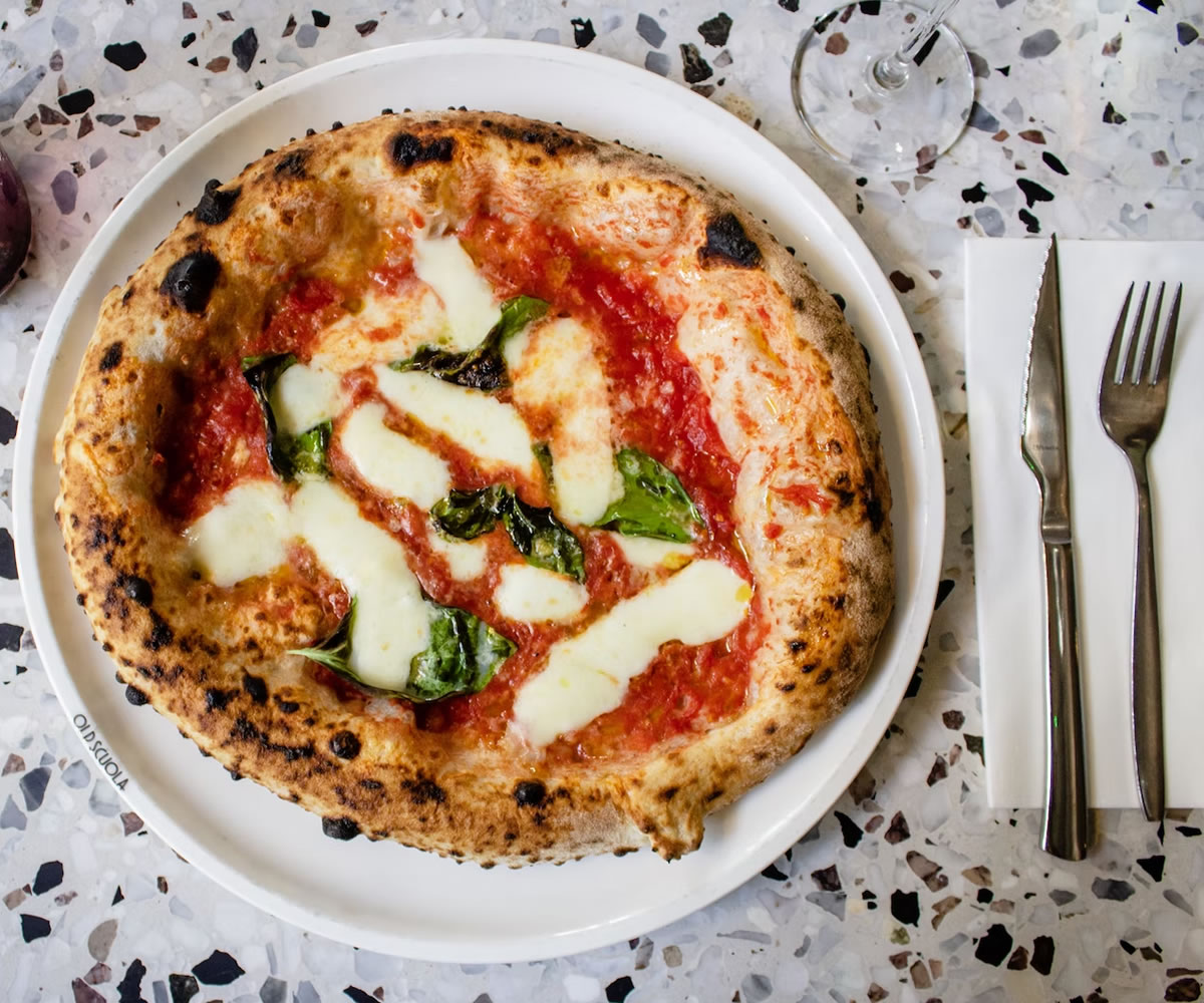 Een prachtige pizza in Napolitaanse stijl, met een hoge korst