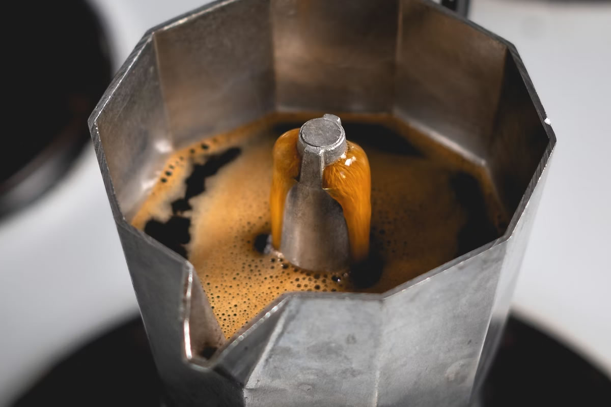 Voorschrijven wijsvinger vasthouden Echte Italiaanse koffie maken met de mokkapot percolator ☕
