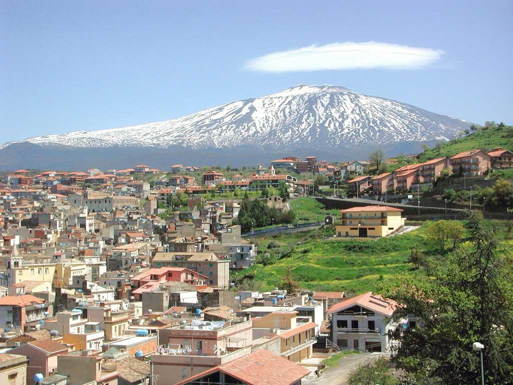 Het dorp Bronte op Sicilië en de Etna op de achtergrond
