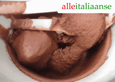 Chocolade-ijs gemaakt met de ijsmachine - Alle Italiaanse