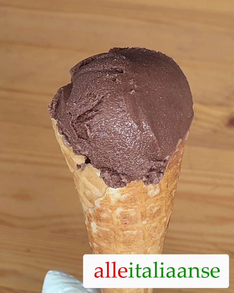 Zelfgemaakt vegan chocolade ijs op een ijshoorntje