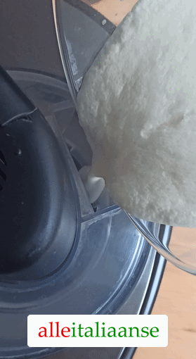 Kokosijs zelf maken - het ijs mengsel gieten in de ijsmachine