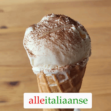 Een carousel zelfgemaakte ijs hoorntjes uit ons IJs recepten boek - Alle Italiaanse
