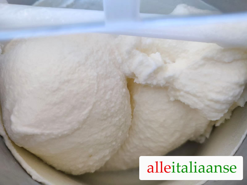 Italiaans ijs klaar in de ijsmachine
