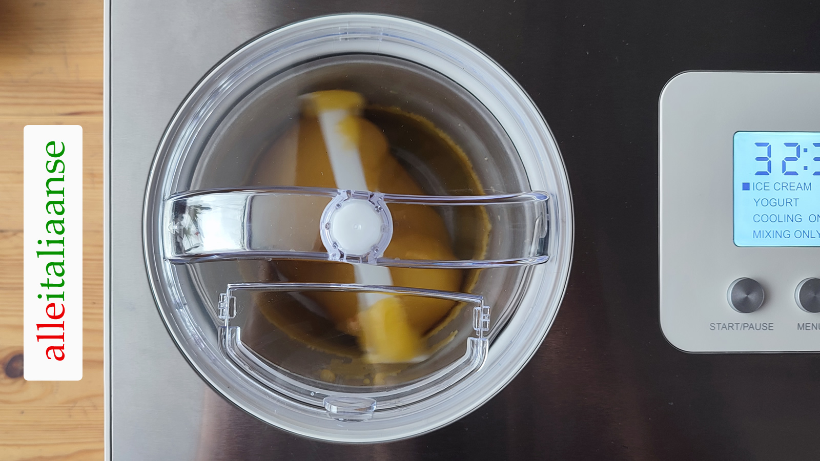 Een zelfvriezende ijsmachine Elisa maakt mango sorbetijs