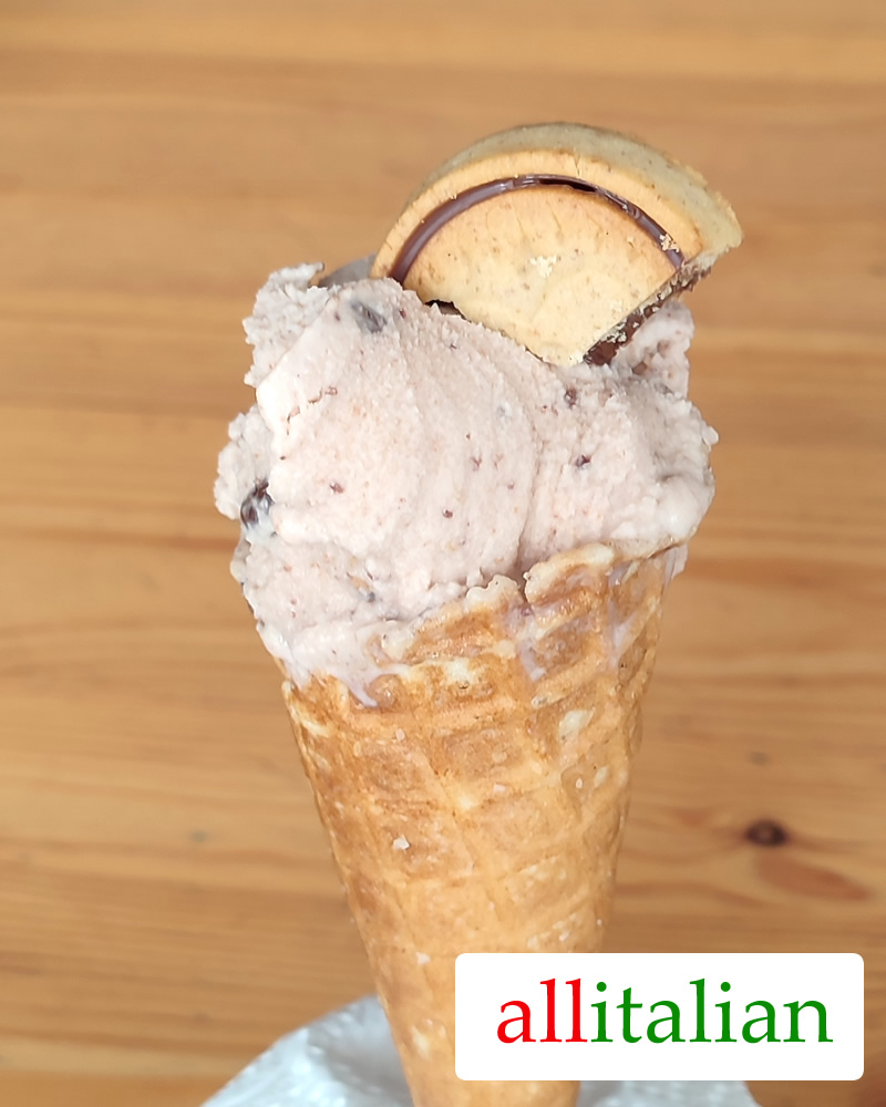 Homemade ice cream made with hazelnut paste biscuits, on a cone