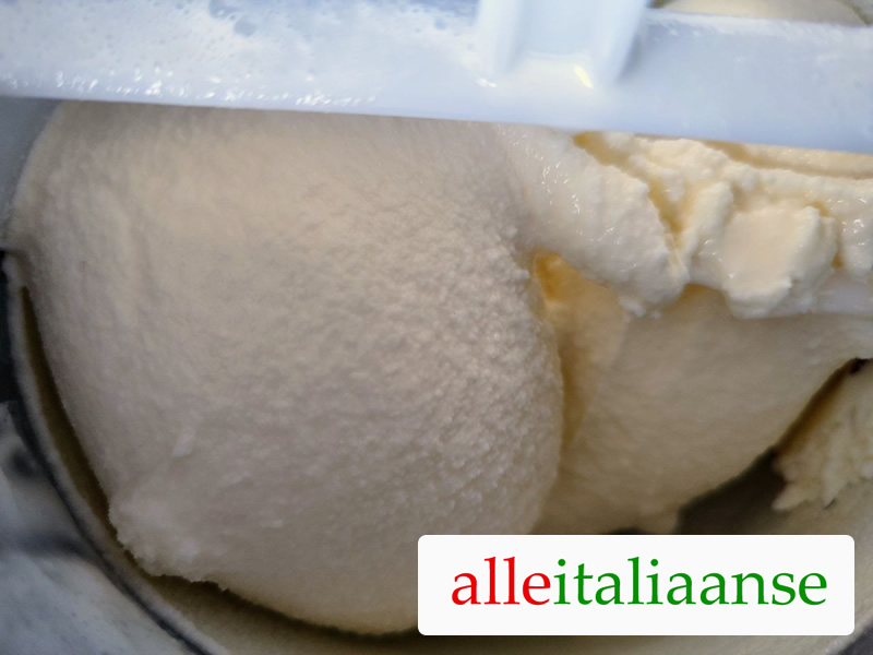 Yoghurtijs klaar in de ijsmachine - Italiaans ijs recept