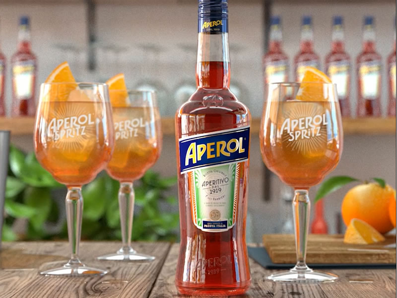 Een fles Aperol Spritz met glazen