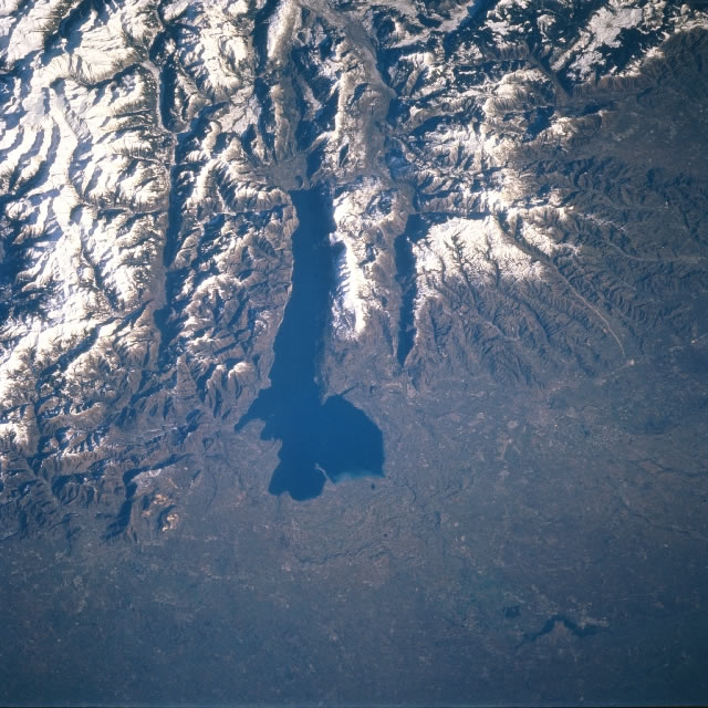 Satellietfoto van het Gardameer