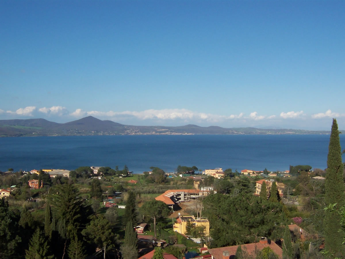 Panorama van het Meer van Bracciano