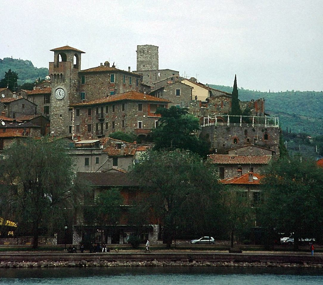 Het dorpje Passignano aan het Trasimeense Meer
