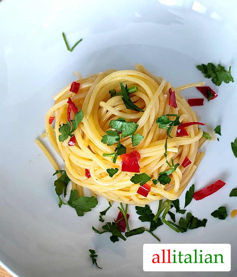 Spaghetti aglio olio e peperoncino made according to the Italian recipe