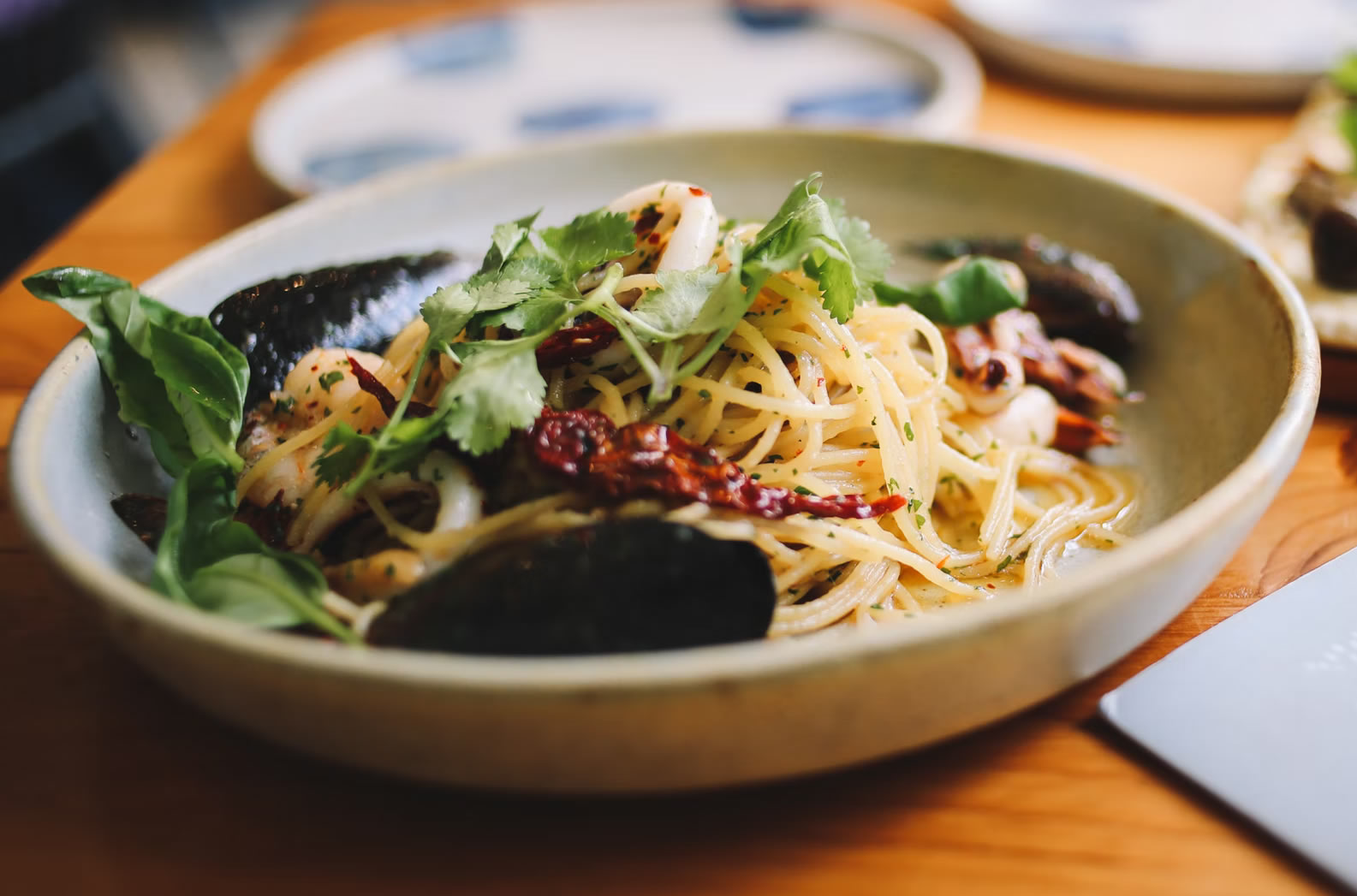 Een bord spaghetti aglio olio met mosselen