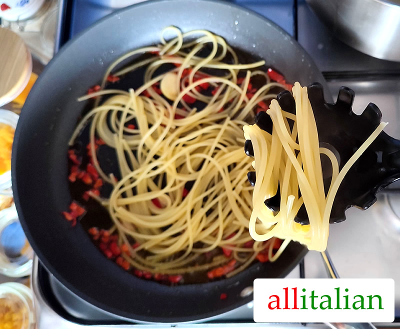 Transport the pasta to the sauce pan