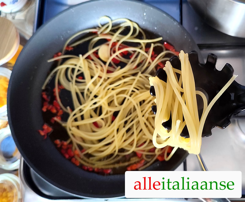 Giet de pasta af en voeg toe aan de saus