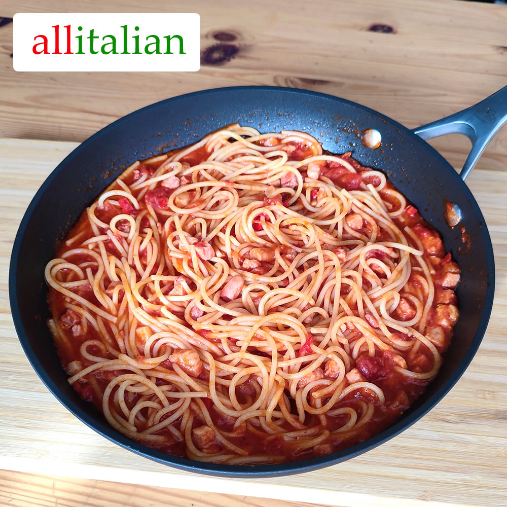 A pan Spaghetti all'Amatriciana