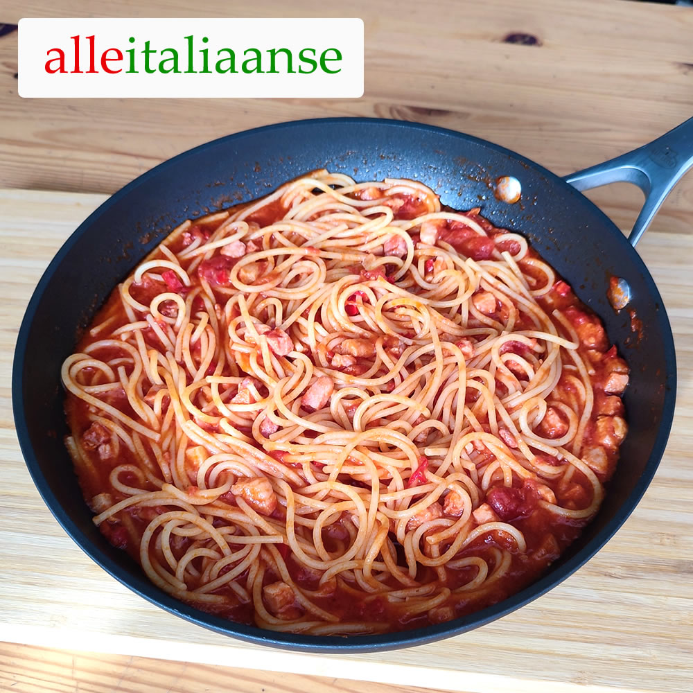 Een bord spaghetti all'Amatriciana