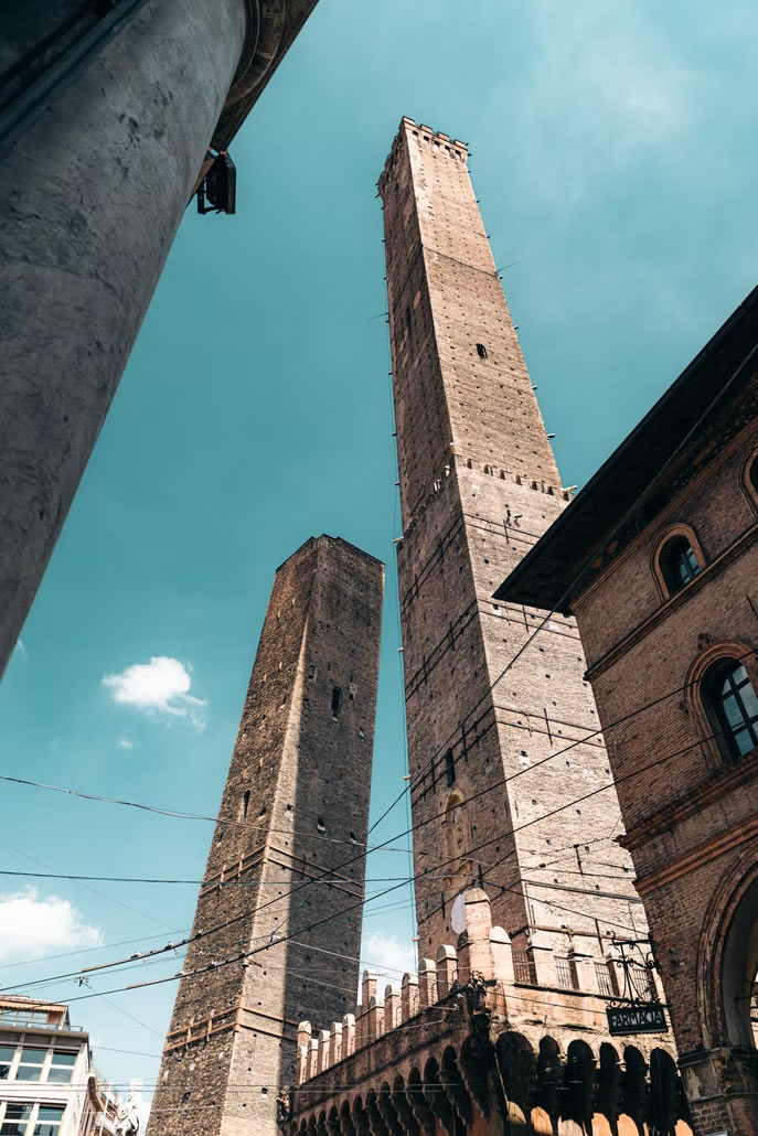 De twee torens van Bologna: Garisenda aan de linkerkant en Asinelli aan de rechterkant