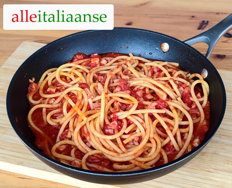 Een pan bucatini pasta met Amatriciana saus gemaakt volgens het Italiaanse recept