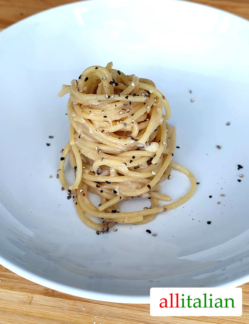 Spaghetti Cacio e Pepe made according to the Italian recipe