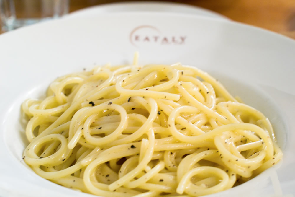 De spaghetti cacio e pepe van Eataly