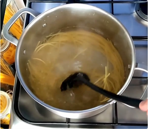 Gooi de pasta in het kokende water