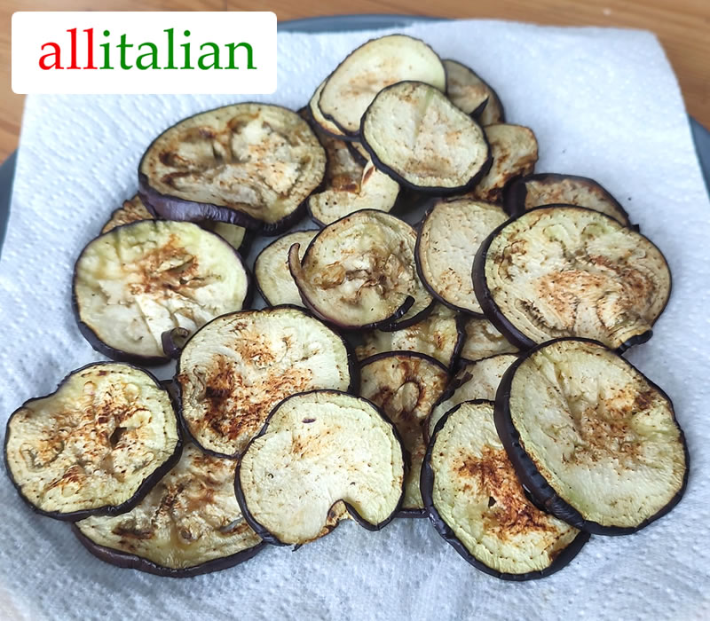 Wash, slice and grill the aubergines