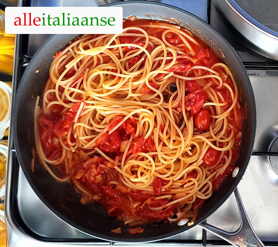 Makkelijke en Gezonde Italiaanse Pastasaus met Tomaten 🍅