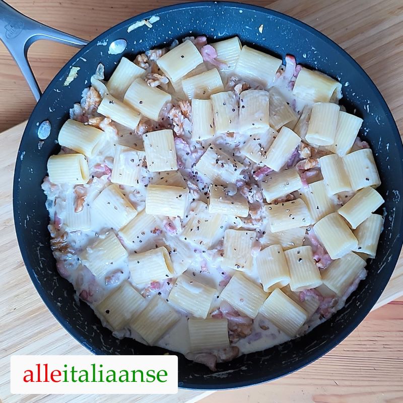 Pasta met spek en walnoten in roomsaus - Traditioneel Italiaans recept