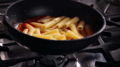 Kook de pasta de laatste 2 minuten in de saus