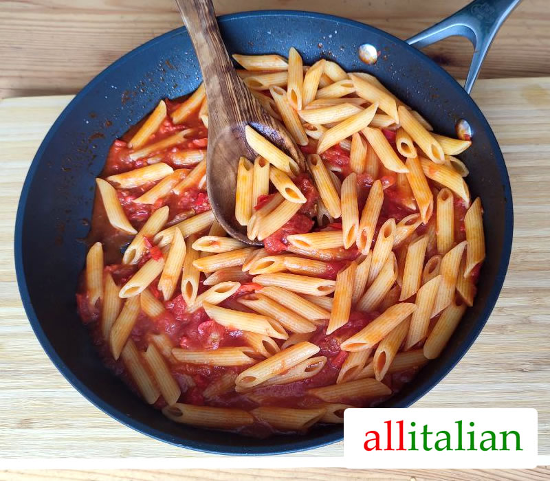 Penne with tomato sauce - Italian recipe