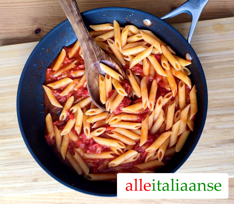 Penne met tomatensaus klaar - Italiaans recept