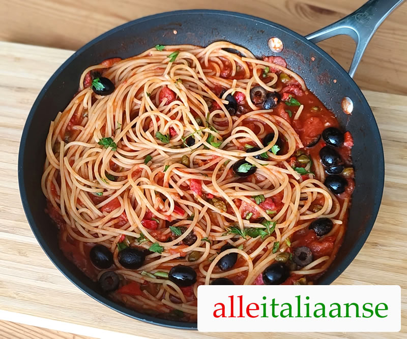 Spaghetti alla puttanesca gemaakt volgens de Italiaanse traditie