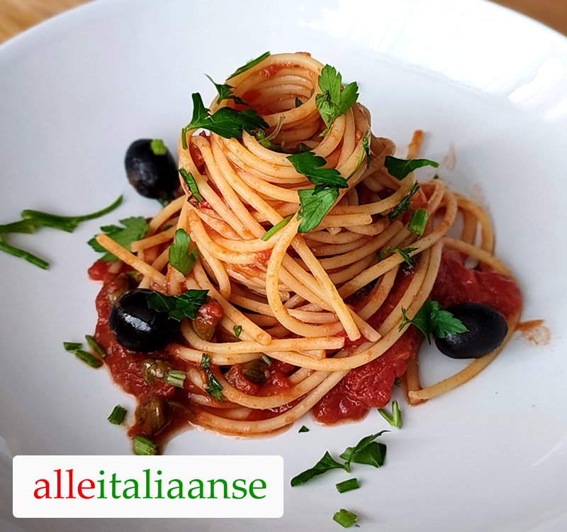 Pasta alla Puttanesca 🍝 Origineel Italiaans recept uit Napels