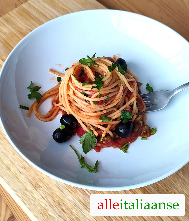 Pasta alla Puttanesca 🍝 Original Italian recipe from Naples