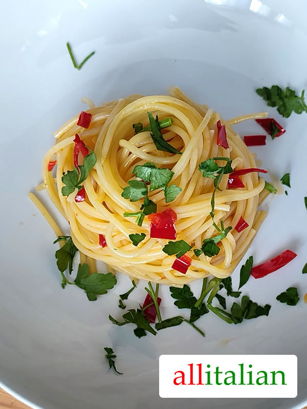 Een bord Spaghetti aglio olio e peperoncino