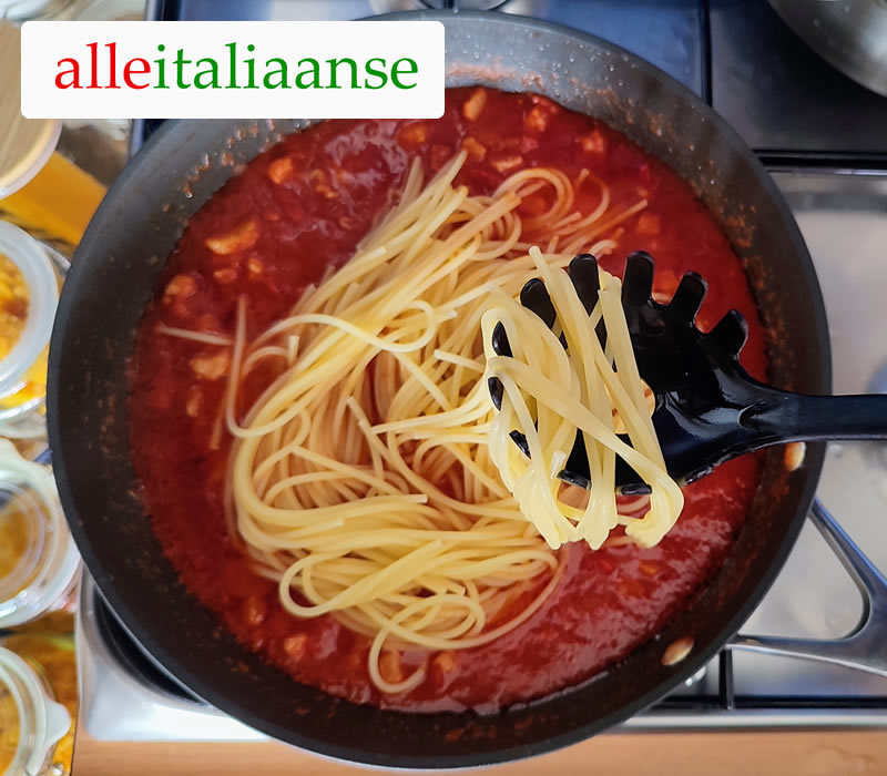 Voeg de pasta toe aan de saus