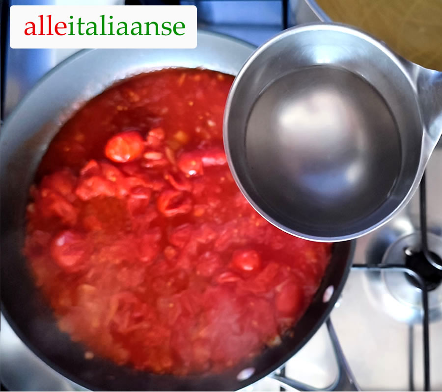 Dilute the sauce with a ladle of pasta water