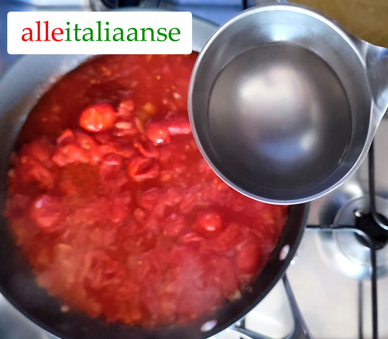 Tomatensaus voor pasta bereiden