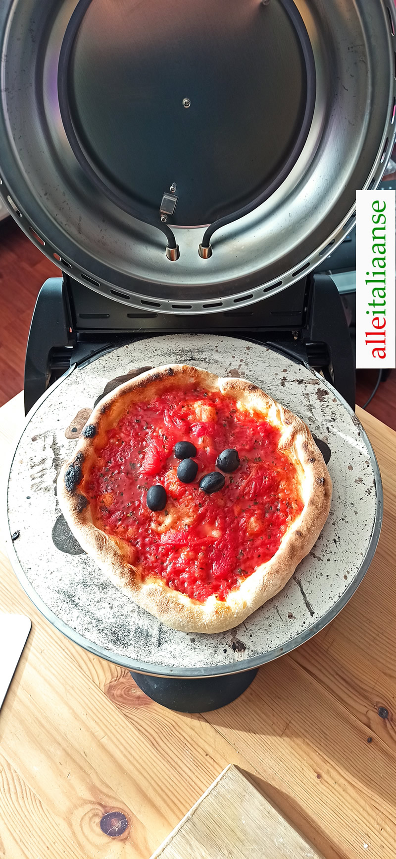 Een pizza Marinara gebakken met de G3 Ferrari elektrische pizzaoven