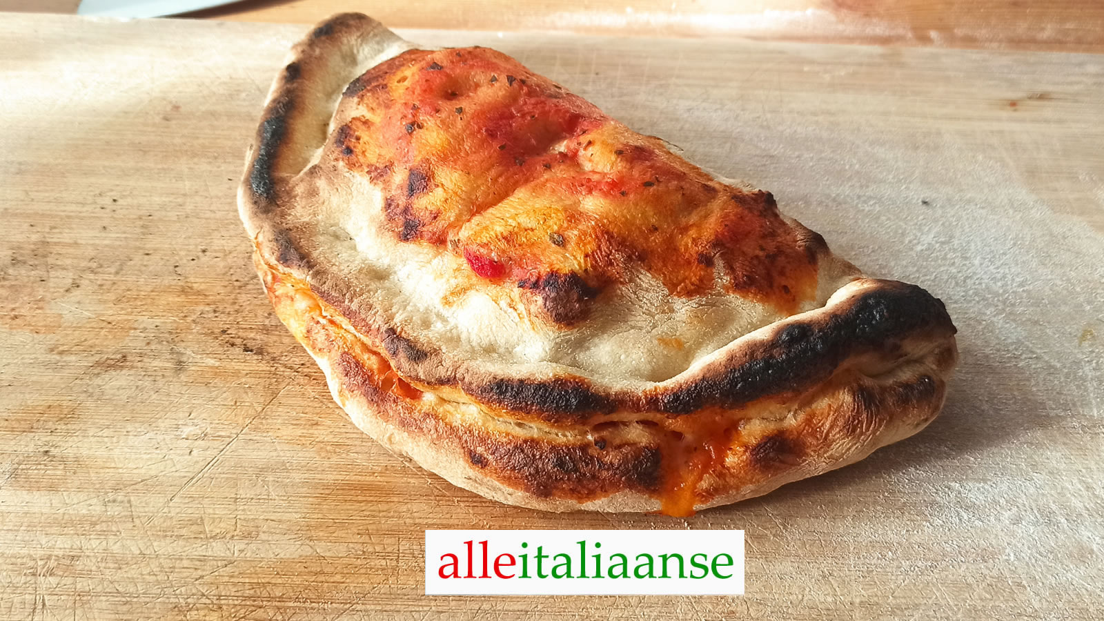 Italiaanse pizza Calzone recept - gebakken door alle Italiaanse
