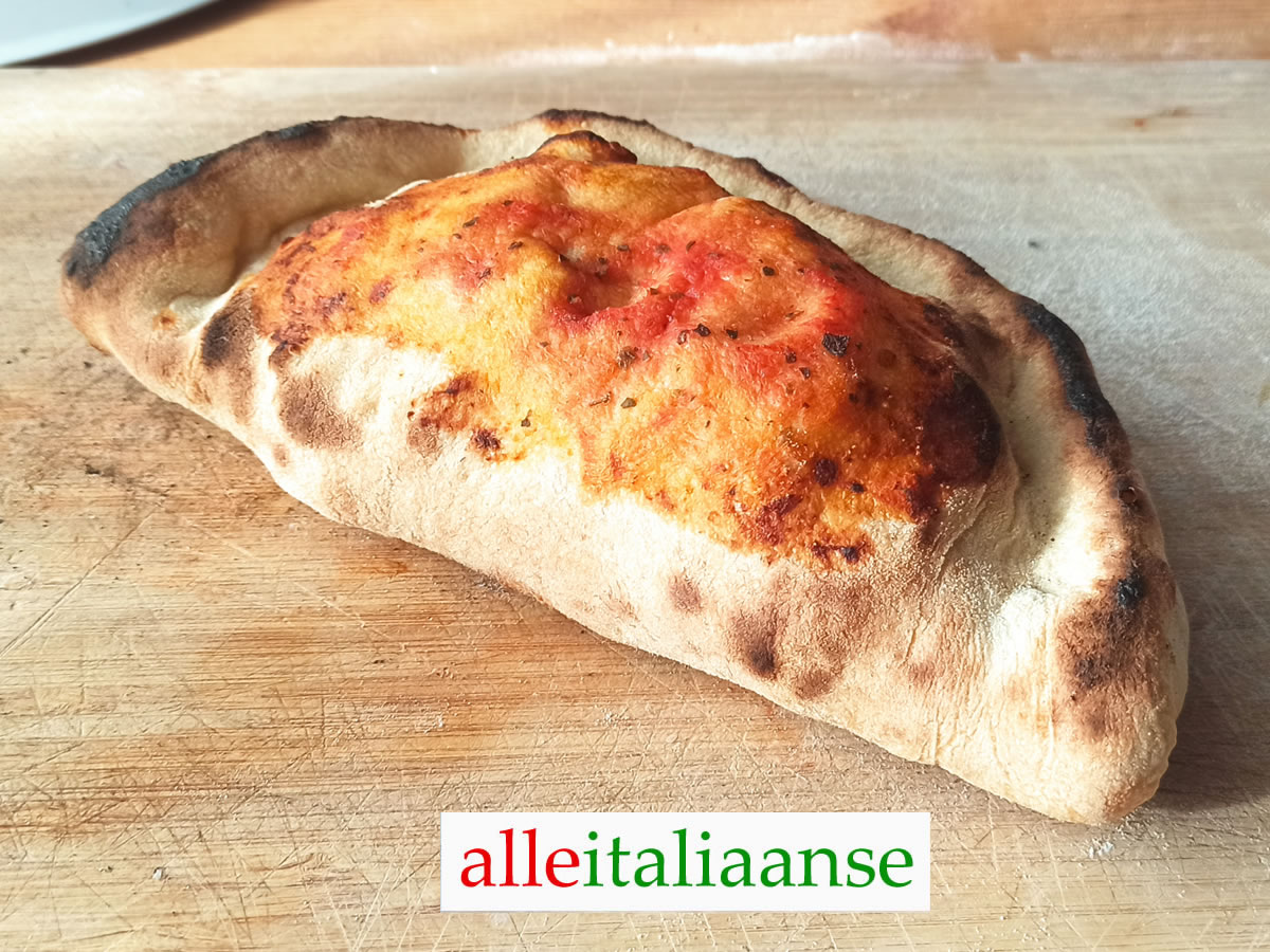 Een Italiaanse pizza Calzone zelf gemaakt  door Alle Italiaanse